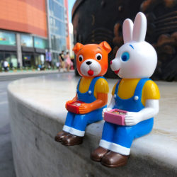 Alternative view of Pointless Island Worker Dog lunch time Sofubi doll