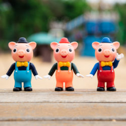 Alternative view of Pointless Island 3 little Piggy Carnival limited